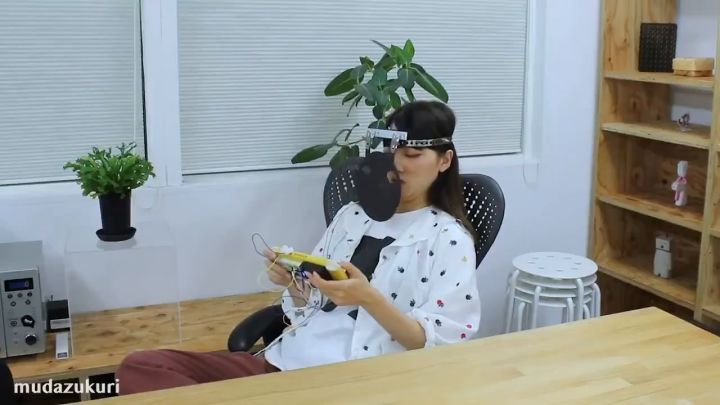 无用发明家「藤原麻里菜」新发明:在游戏加载黑屏时,自动遮住玩家帅脸以防被突然吓到的面罩,加载完成后面截图