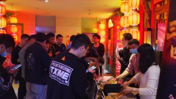 致同城兄弟：三年了，难得一聚，想对你说声“很高兴重新认识你”！