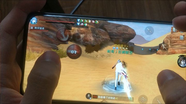 《猎魂觉醒》露手4指操作大剑弧光三角杀，好冷手被冻僵了截图