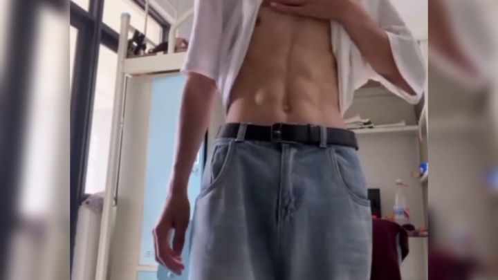 有个女孩想看腹肌拍了好久截图