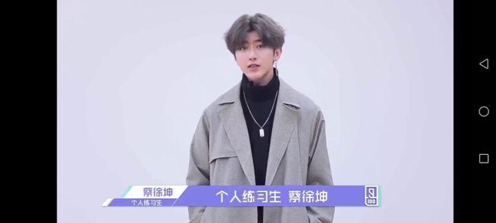 这个很好玩,香肠派对,里面有很多玩家,我和我哥哥他们一起在里截图