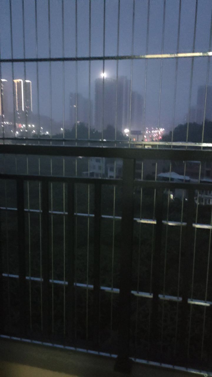 兄弟们,来暴雨了,还是个暴雨橙色预警。截图