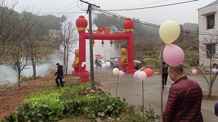 珠帘绣幕蔼祥烟,合卺嘉盟缔百年。截图