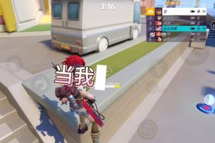 恐怖！女子坠崖求生，惊险自救。