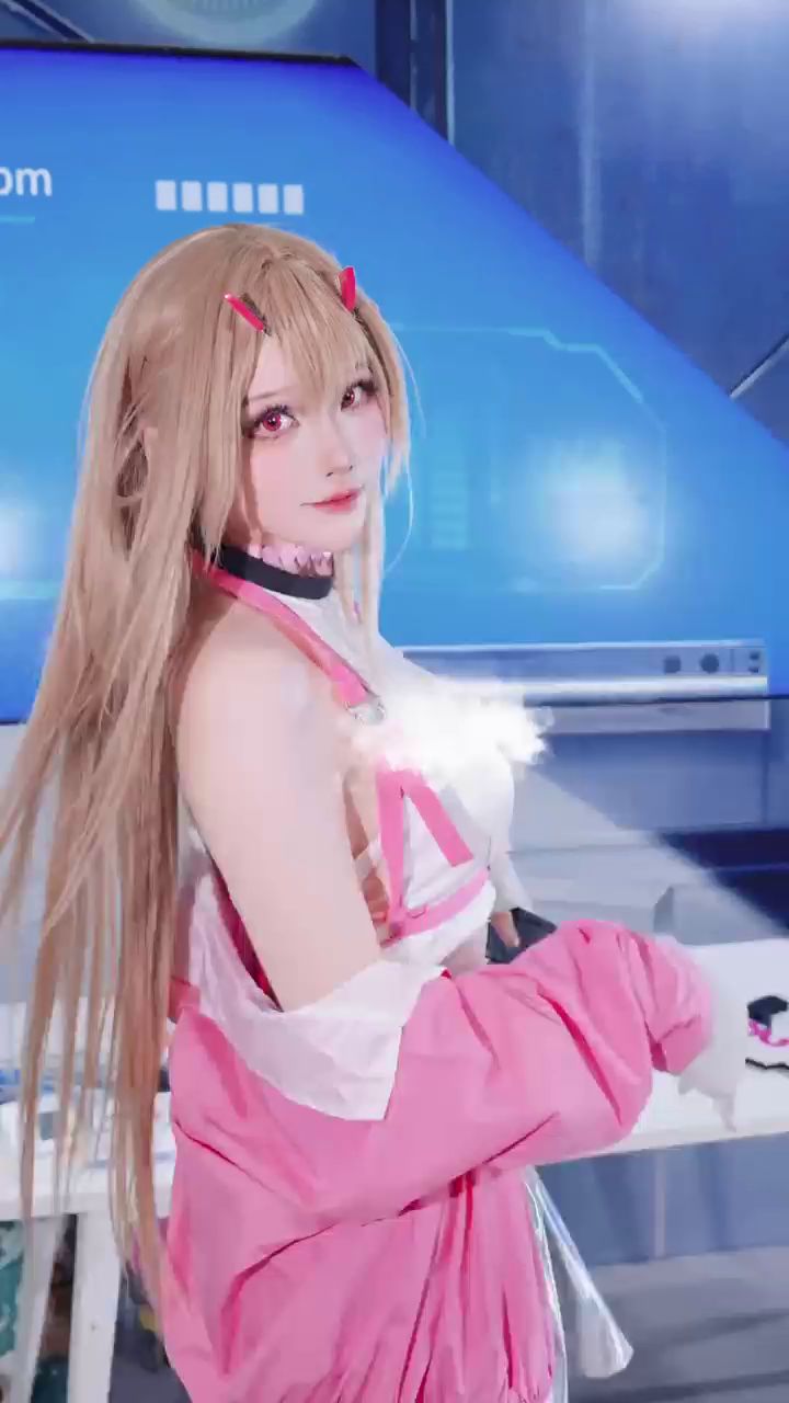 Darling～在萤火虫漫展看到这位毒蛇nikke了吗？截图
