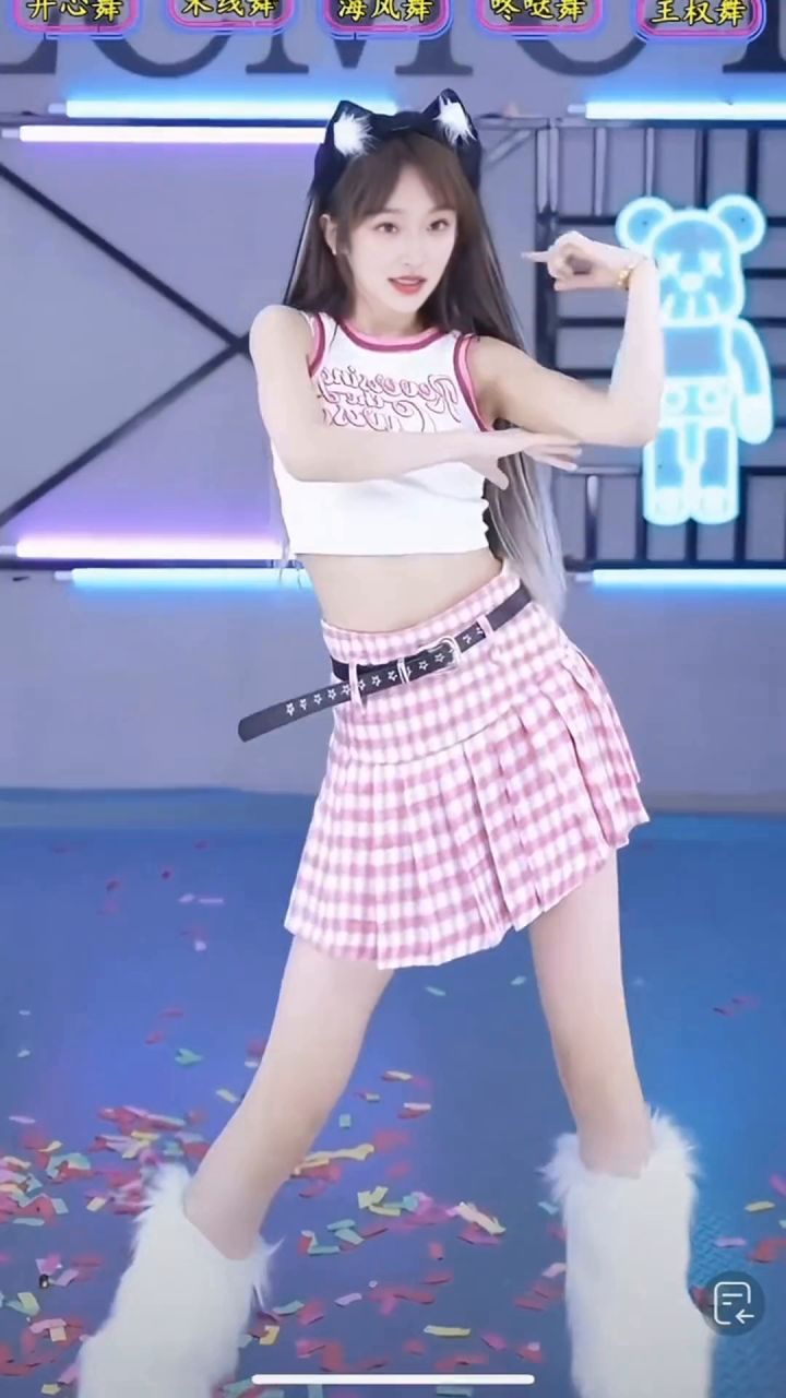小姨，邓艳琪。截图